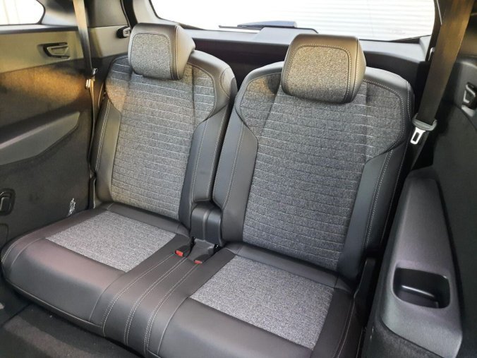 Peugeot 5008, Peugeot 5008 5008 ALLURE Hybrid 145 e-DCS6, barva šedá