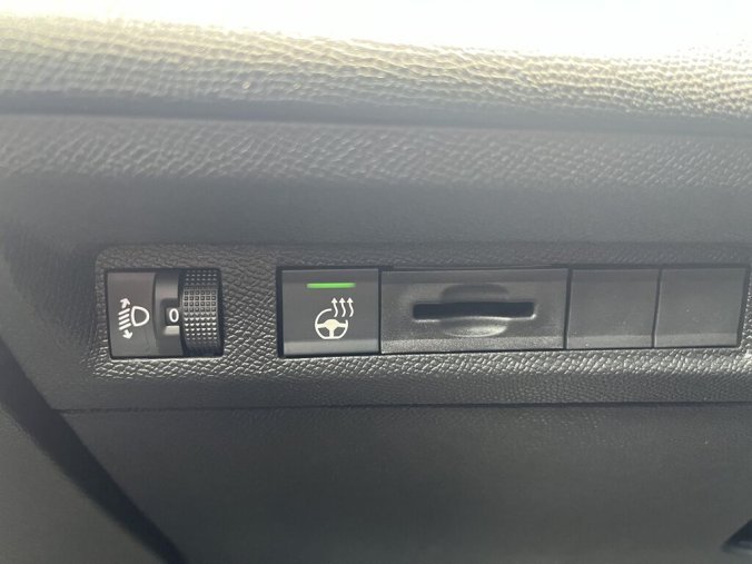 Peugeot 408, Peugeot 408 ALLURE Hybrid 145 e-DCS6, barva modrá