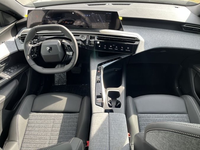 Peugeot 5008, Peugeot 5008 ALLURE Hybrid 145 e-DCS6, barva černá