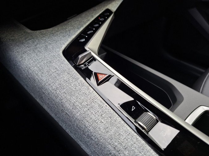 Peugeot 3008, Peugeot 3008 ALLURE Hybrid 145 e-DCS6, barva modrá