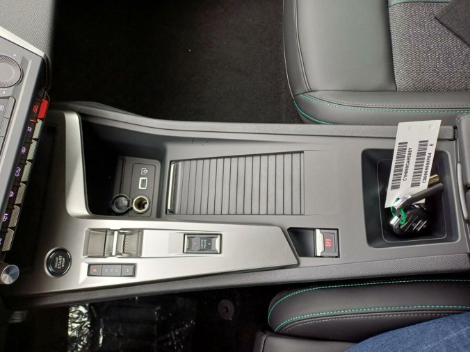 Peugeot 408, Peugeot 408 ALLURE Hybrid 136 e-DCS6, barva šedá