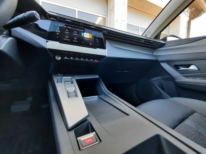 Peugeot 408, Peugeot 408 ALLURE Hybrid 136 e-DCS6, barva modrá