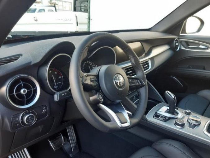 Alfa Romeo Stelvio, Veloce 4x4 2,0 280PS,, barva červená