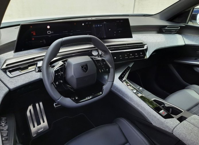 Peugeot 5008, Peugeot 5008 5008 GT Hybrid 145 e-DCS6, barva bílá