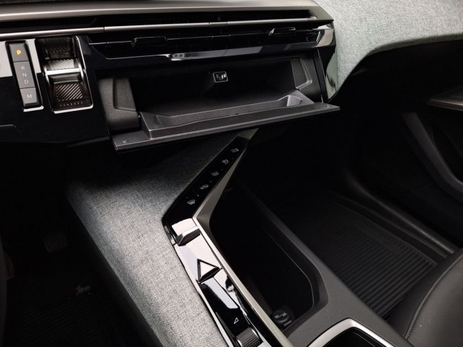 Peugeot 5008, Peugeot 5008 ALLURE Hybrid 145 e-DCS6, barva modrá