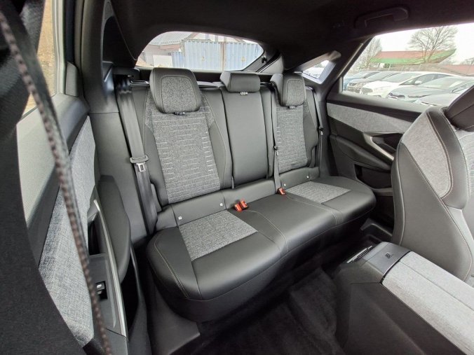 Peugeot 3008, Peugeot 3008 ALLURE Hybrid 145 e-DCS6, barva modrá