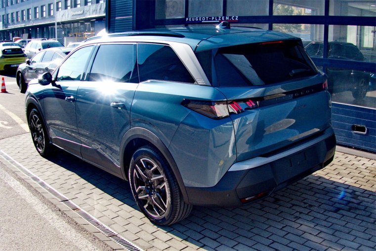 Peugeot 5008, Peugeot 5008 ALLURE Hybrid 145 e-DCS6, barva modrá