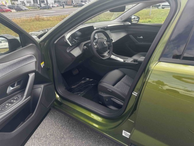 Peugeot 408, Peugeot 408 ALLURE Hybrid 145 e-DCS6, barva zelená
