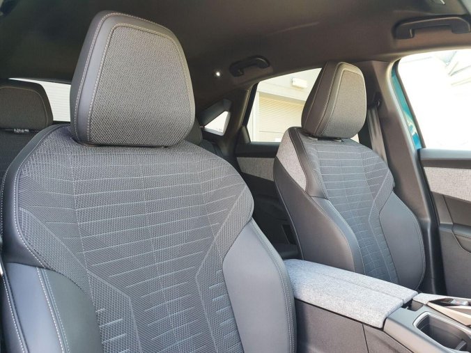 Peugeot 3008, Peugeot 3008 ALLURE Hybrid 145 e-DCS6, barva modrá