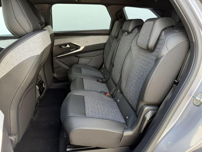 Peugeot 5008, Peugeot 5008 ALLURE Hybrid e-DCS6 1,2, barva šedá