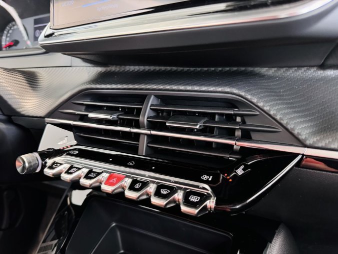 Peugeot 2008, Peugeot 2008 STYLE, výhřev sedadel, Manuál, barva červená