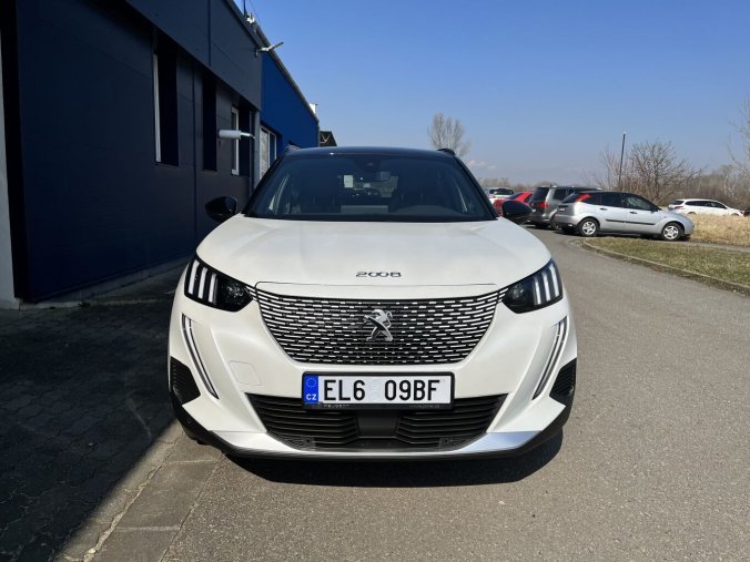 Peugeot 2008, Peugeot 2008 2008 e-GT Elektromotor 100 kW/136 k, barva bílá