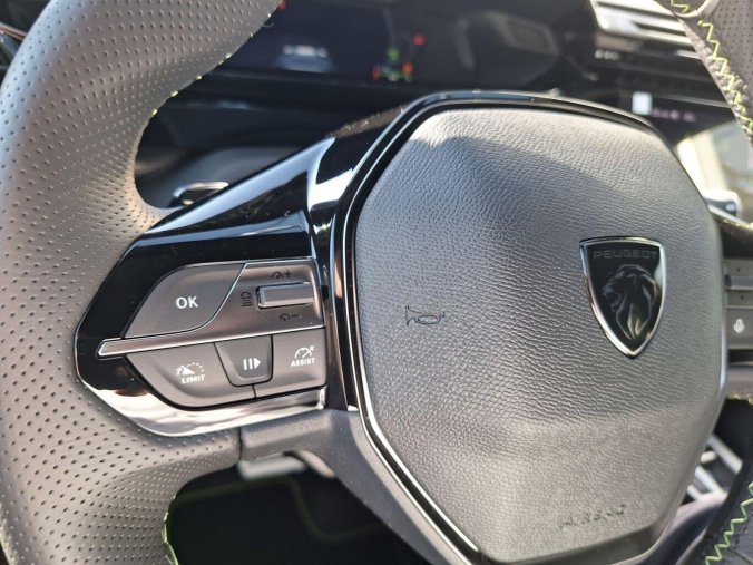 Peugeot 408, Peugeot 408 GT Hybrid 145 e-DCS6, barva červená
