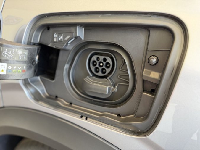 Peugeot 3008, Peugeot 3008 ALLURE Long Range, e-dojezd 700km, baterie 97 kWh, barva šedá