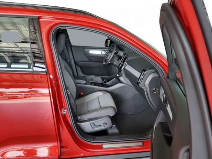 Volvo XC40, B4 2.0L 197+14 HP AT7 FWD PLUS, barva červená