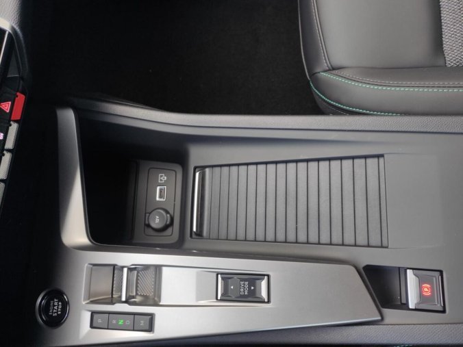 Peugeot 408, Peugeot 408 ALLURE Hybrid 145 e-DCS6, barva modrá