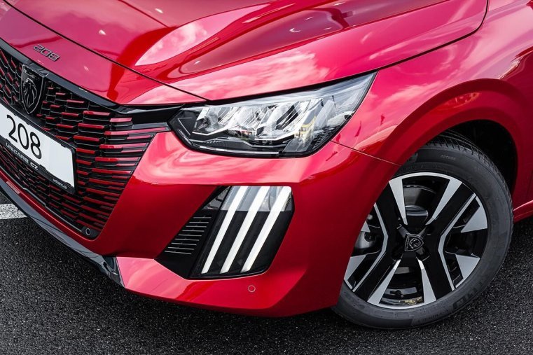 Peugeot 208, Peugeot 208 1,2 ALLURE PureTech 100 S&S MA, barva červená