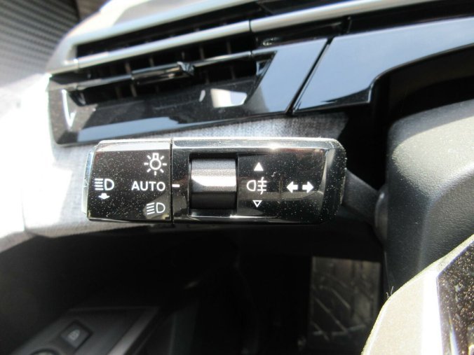 Peugeot 5008, Peugeot 5008 ALLURE Hybrid 145 e-DCS6, barva bílá