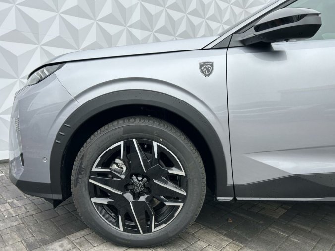 Peugeot 5008, Peugeot 5008 GT Hybrid 145 e-DCS6, barva stříbrná