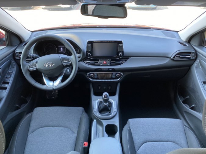 Hyundai i30, 1,5i 81 kW MT, barva červená