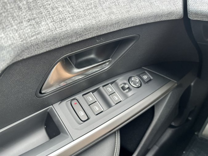 Peugeot 5008, Peugeot 5008 GT Hybrid 145 e-DCS6, barva modrá