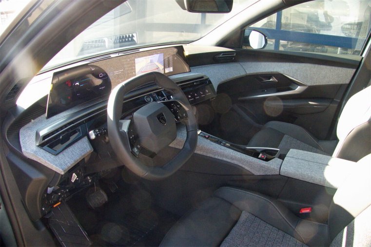 Peugeot 5008, Peugeot 5008 ALLURE Hybrid 145 e-DCS6, barva modrá