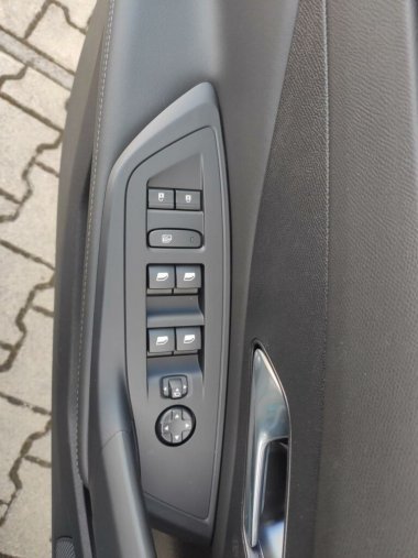 Peugeot 408, Peugeot 408 ALLURE Hybrid 136 e-DCS6, barva modrá