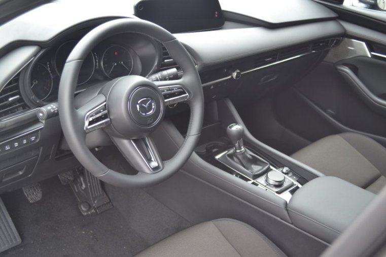 Mazda 3, Skyactiv G122, barva šedá