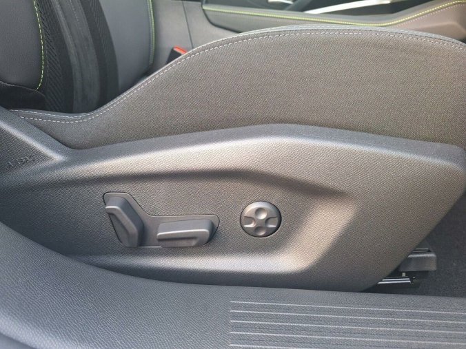 Peugeot 408, Peugeot 408 GT Plug-in HYBRID 225K e-EAT8, barva bílá