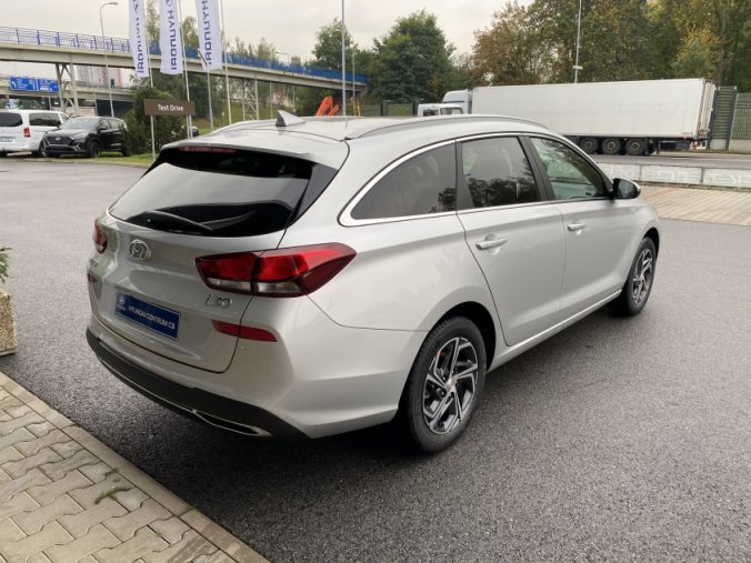 Hyundai i30, 1,5i 81 kW MT, barva stříbrná