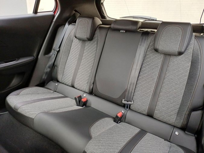Peugeot 2008, Peugeot 2008 ALLURE Hybrid 110 e-DCS6, barva červená