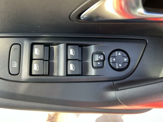 Peugeot 2008, Peugeot 2008 ALLURE Hybrid 136 e-DCS6, barva červená