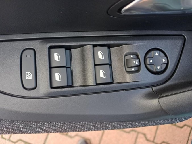 Peugeot 2008, Peugeot 2008 STYLE Hybrid 110 e-DCS6, barva modrá