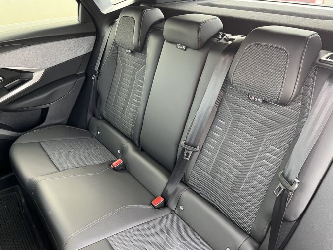 Peugeot 3008, Peugeot 3008 ALLURE Hybrid 145 e-DCS6, barva černá