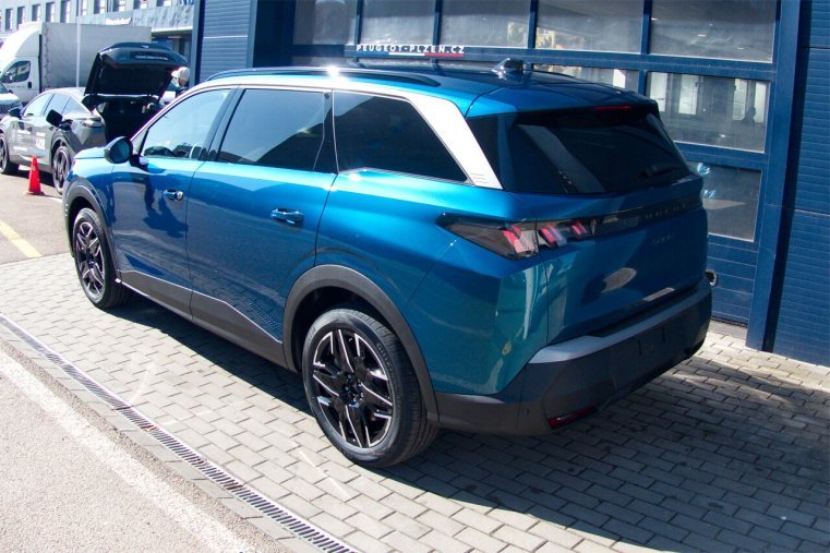 Peugeot 5008, Peugeot 5008 ALLURE Hybrid 145 e-DCS6, barva modrá