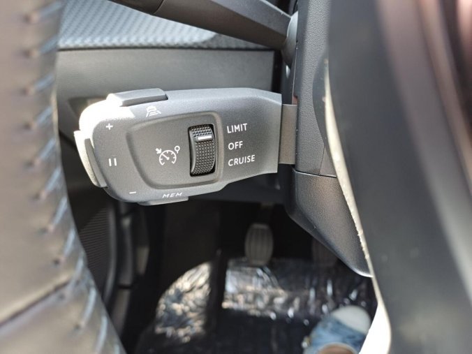 Peugeot 2008, Peugeot 2008 ALLURE Hybrid 110 e-DCS6, barva stříbrná