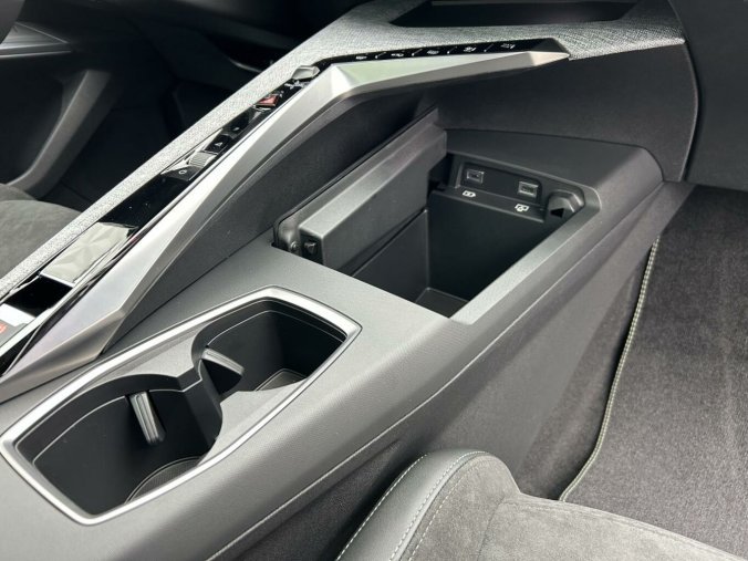 Peugeot 5008, Peugeot 5008 GT Hybrid 145 e-DCS6, barva stříbrná