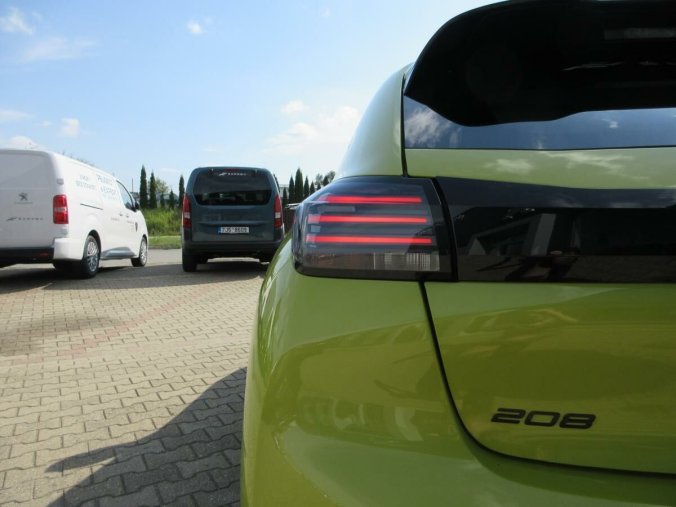 Peugeot 208, Peugeot 208 ALLURE Hybrid 100 e-DCS6, barva žlutá