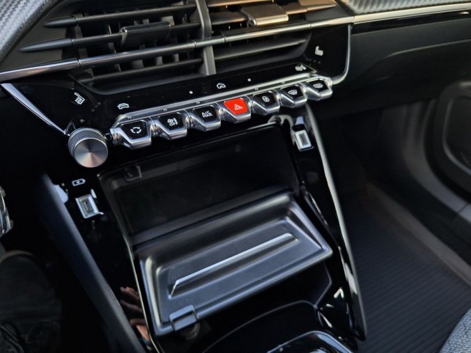 Peugeot 2008, Peugeot 2008 ALLURE Hybrid 110 e-DCS6, barva bílá