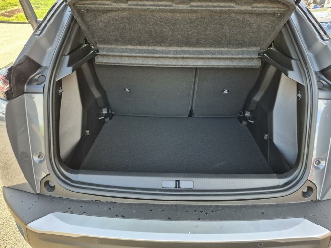 Peugeot 2008, Peugeot 2008 ALLURE Hybrid 145 e-DCS6, barva šedá