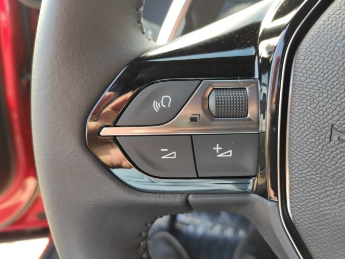 Peugeot 2008, Peugeot 2008 ALLURE 1.2 136k HY AUTOMAT, barva červená