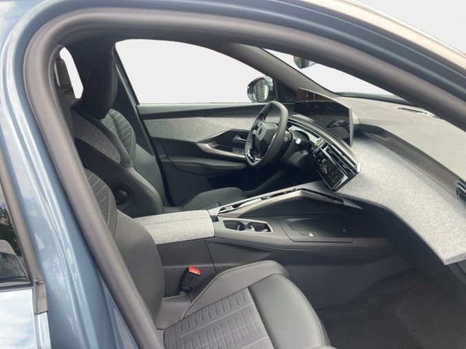 Peugeot 3008, Peugeot 3008 GT Hybrid 145 e-DCS6, barva modrá