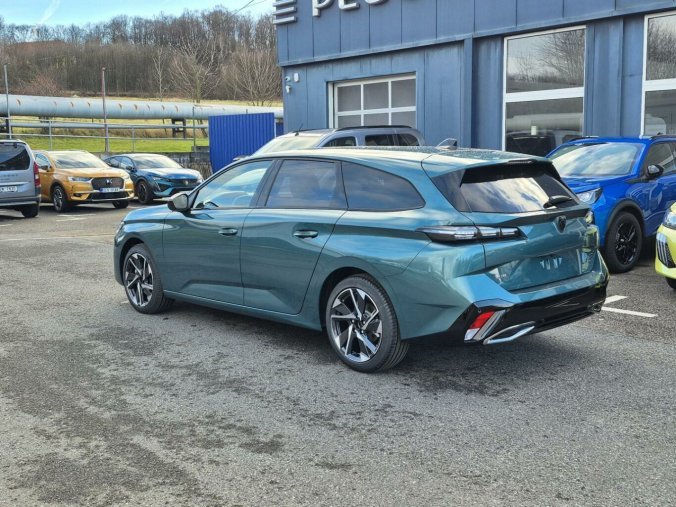 Peugeot 308, Peugeot 308 SW ALLURE Hybrid 145 e-DCS6, barva zelená