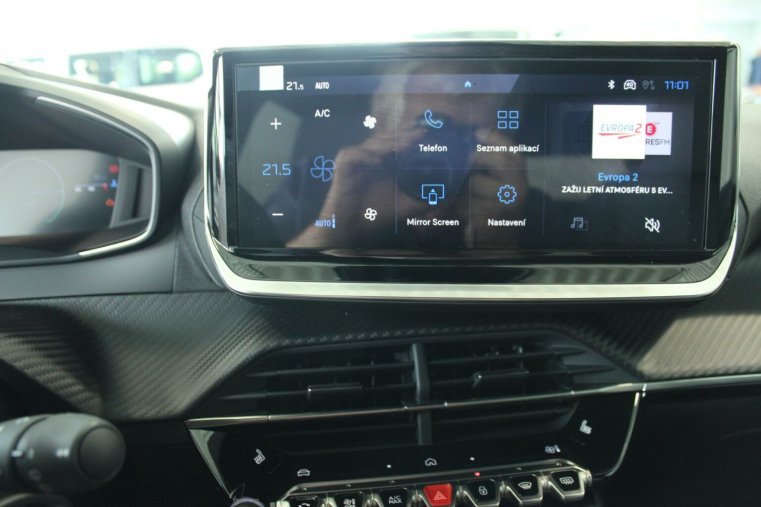 Peugeot 2008, Peugeot 2008 ALLURE Hybrid 136 e-DCS6, barva červená