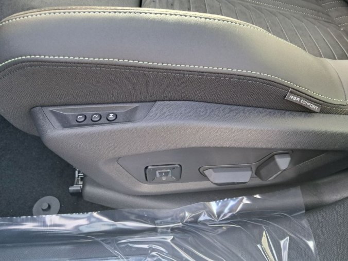 Peugeot 3008, Peugeot 3008 3008 GT Hybrid 145 e-DCS6, barva šedá