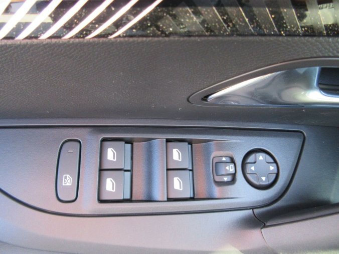 Peugeot 2008, Peugeot 2008 ALLURE Hybrid 145 e-DCS6, barva šedá