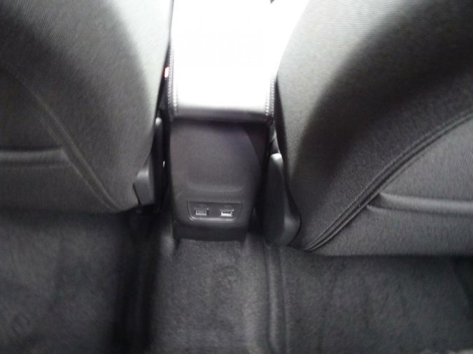 Peugeot 2008, Peugeot 2008 ALLURE Hybrid 145k e-DCS6, barva šedá