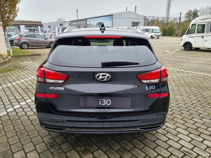 Hyundai i30, 1,5i 81 kW MT, barva černá