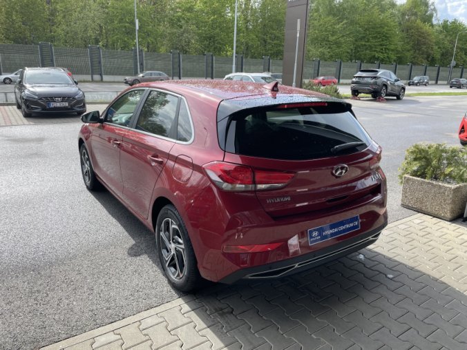 Hyundai i30, 1,5i 81 kW MT, barva červená