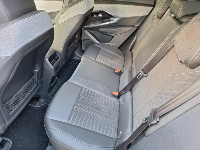 Peugeot 3008, Peugeot 3008 GT Hybrid 145 e-DCS6, barva modrá